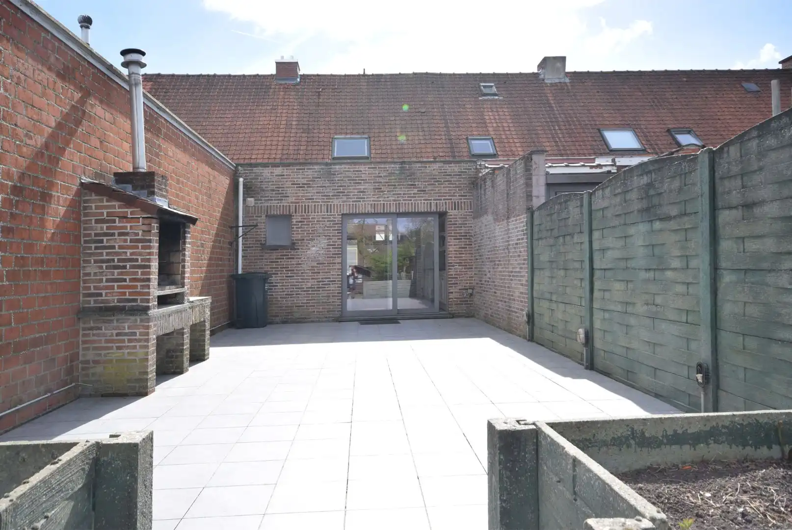 Instapklare rijwoning met ruime tuin en twee slaapkamers te Roeselare foto 11