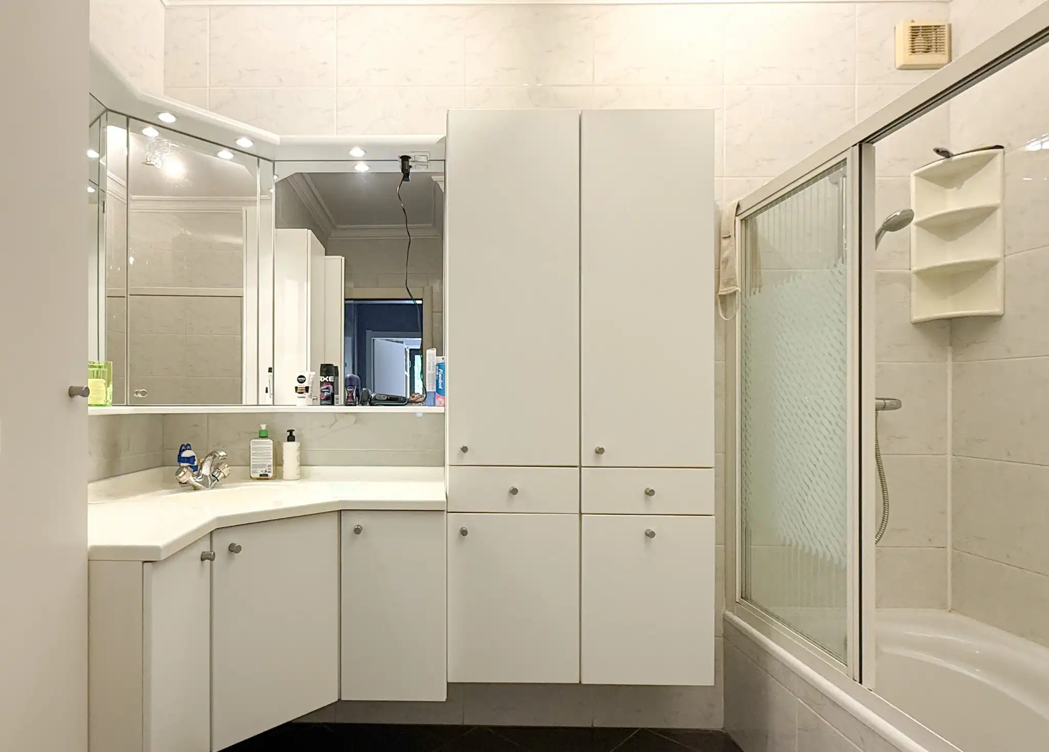 Appartement met twee slaapkamers, twee terrassen en garage in het hartje van Beveren foto 8