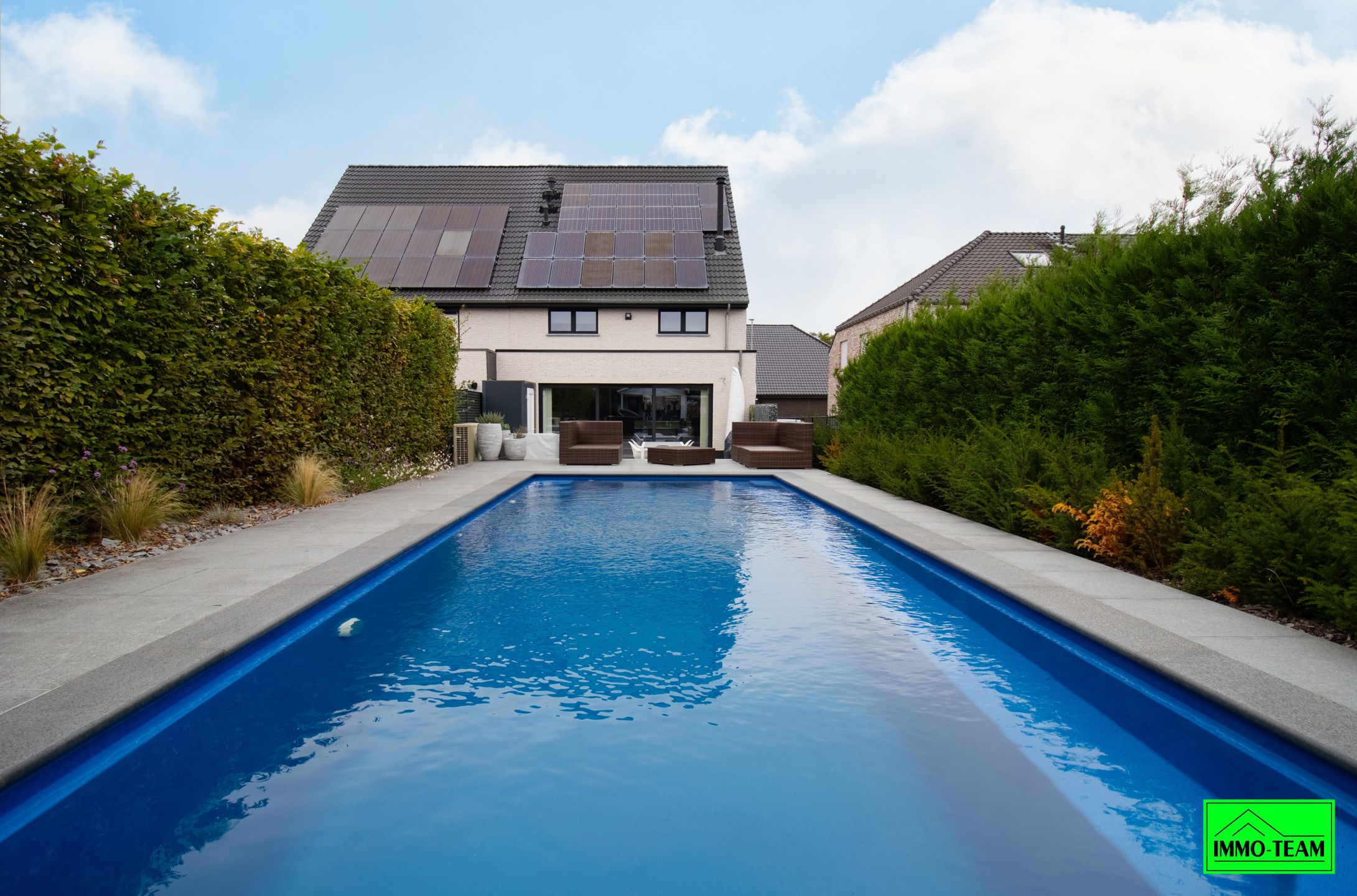 Recente energiezuinige woning met zwembad  foto {{pictureIndex}}