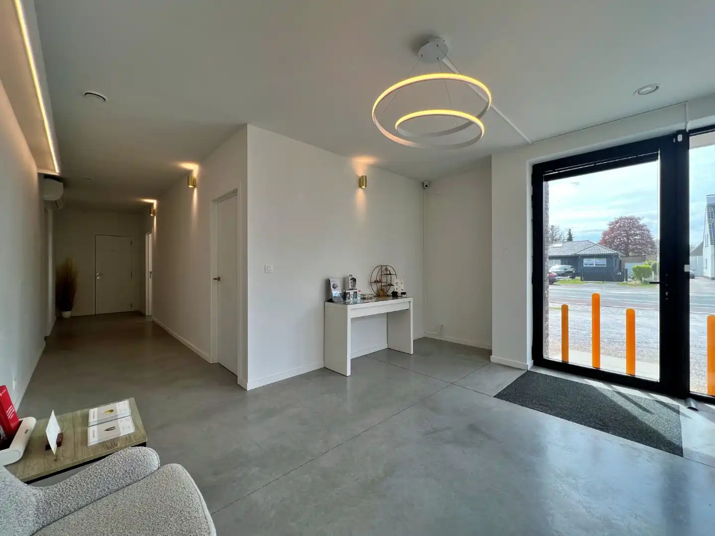 Instapklaar handelspand / praktijkruimte met uitstekende zichtbaarheid te Lievegem foto 3