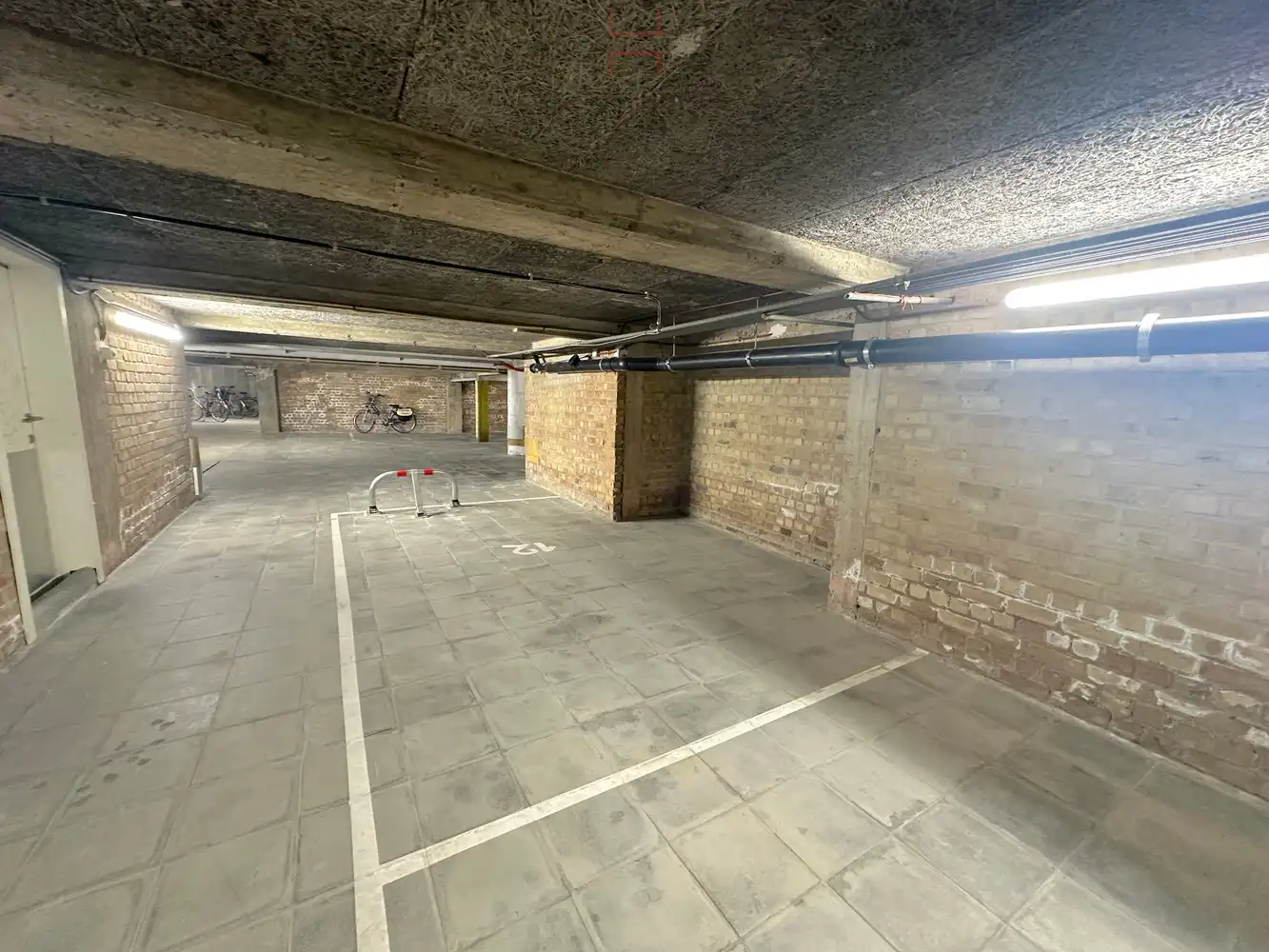 Twee parkeerplaatsen in een zijstraat van de Lippenslaan foto 3