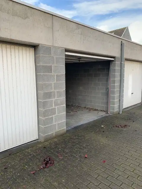 Gesloten garagebox op gelijkvloers, met elektriciteit en verlichting foto 8