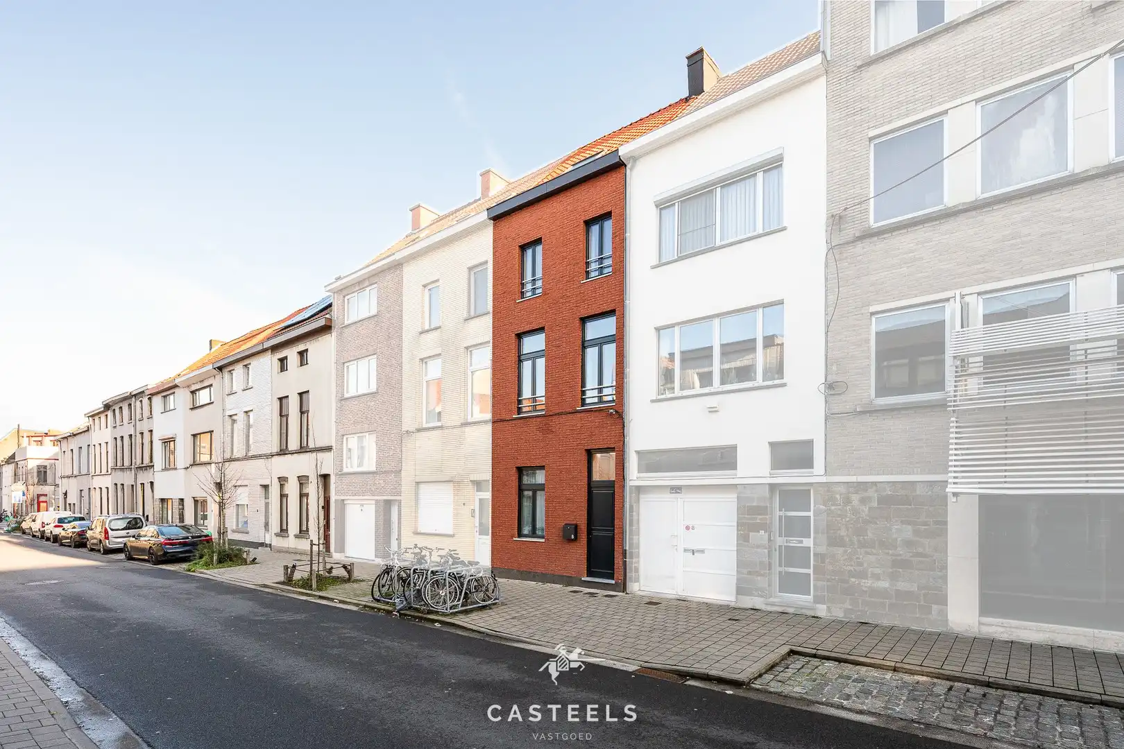 Recent gerenoveerde woning met 5 slpk, koer en terras te Gent foto {{pictureIndex}}