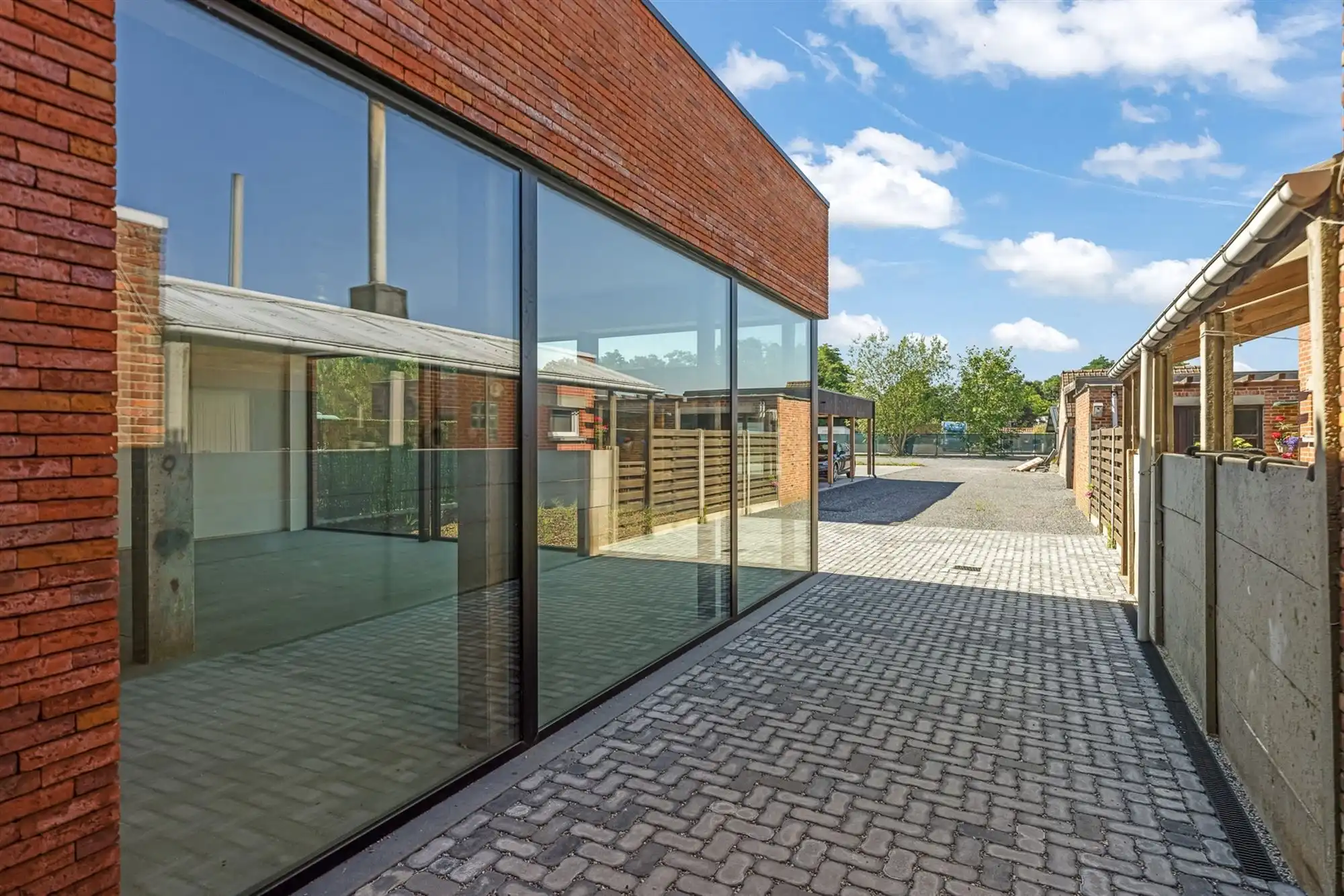 HANDELSRUIMTE VAN 195M² MET GROTE RAAMPARTIJEN, OPEN STRUCTUUR VOOR TALLOZE MOGELIJKHEDEN EN RUIME PARKEERMOGELIJKHEDEN AAN DE ACHTERZIJDE foto 24