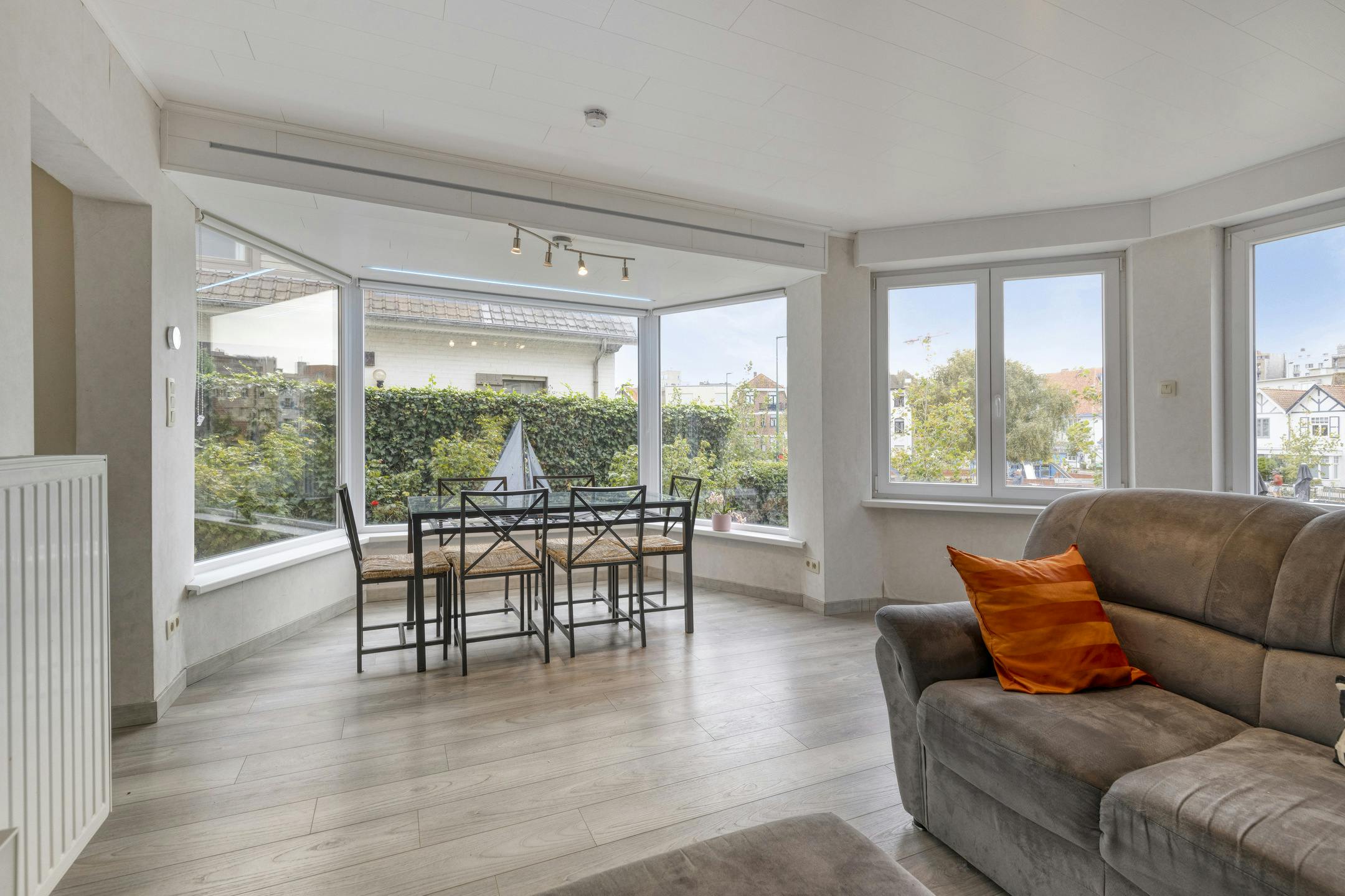 Gerenoveerd appartement (93m²) met zeer ruime tuin te De Panne foto 19