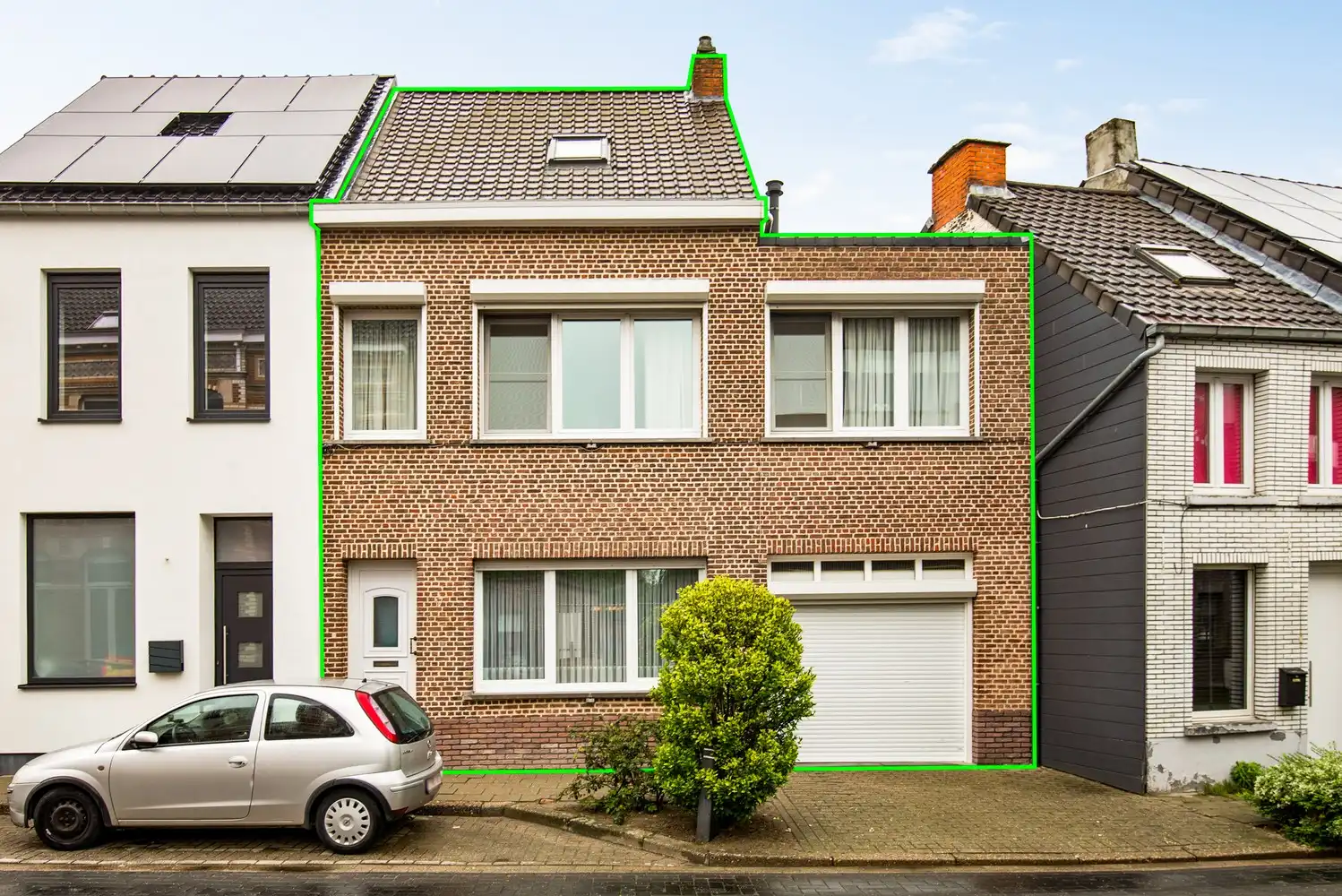 Hoofdfoto van de publicatie: Te renoveren woning met drie slaapkamers en een garage in Kessel