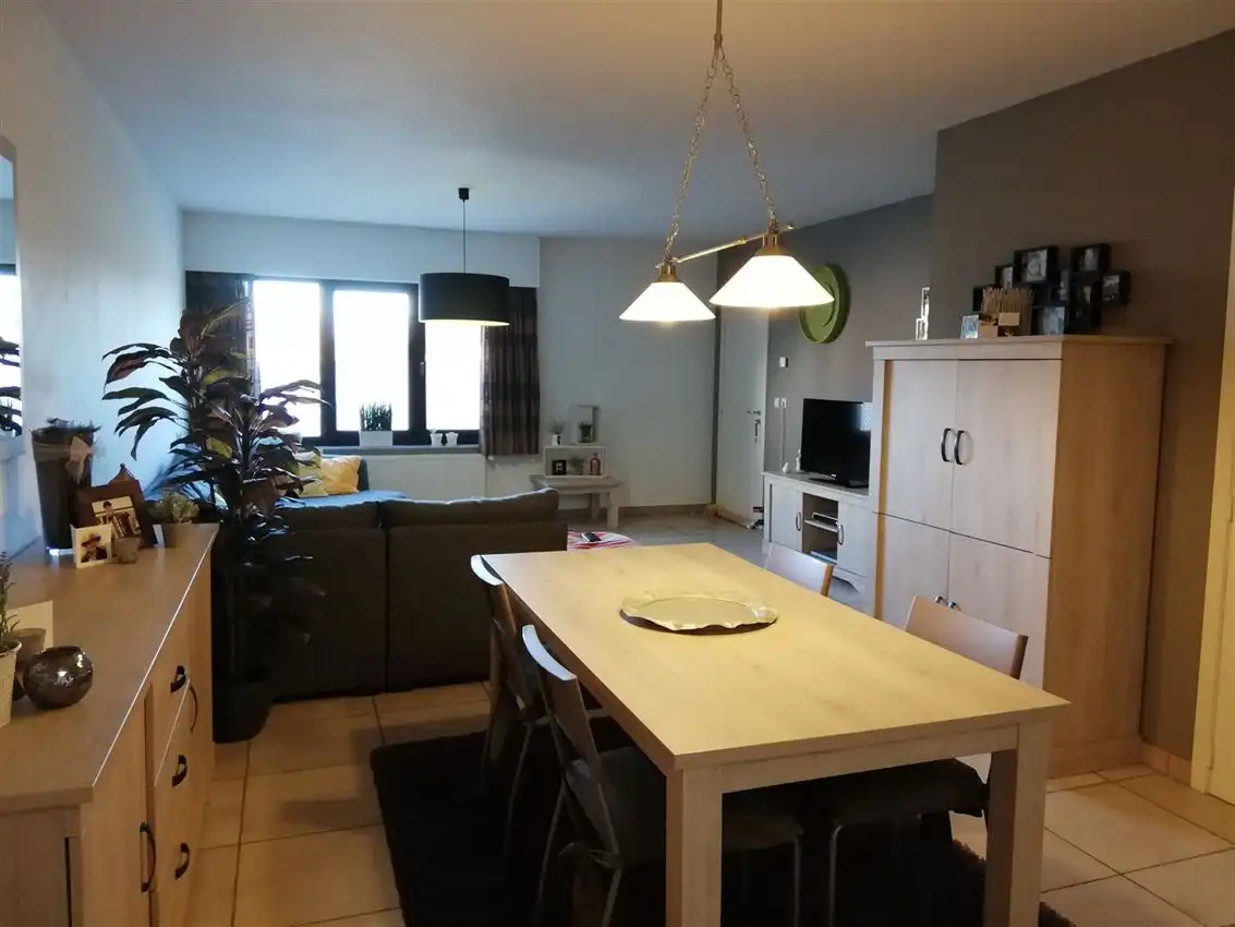 Verzorgd gelijkvloers app. met 2 slpk., terras en garage foto 7