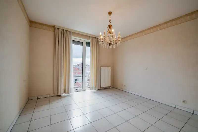 Roeselare-centrum. Lichtrijk 2-slaapkamerappartement in hartje Roeselare met vooraan en achteraan prachtige terrassen. Overal dichtbij en op 4 hoog gelegen ! foto 10