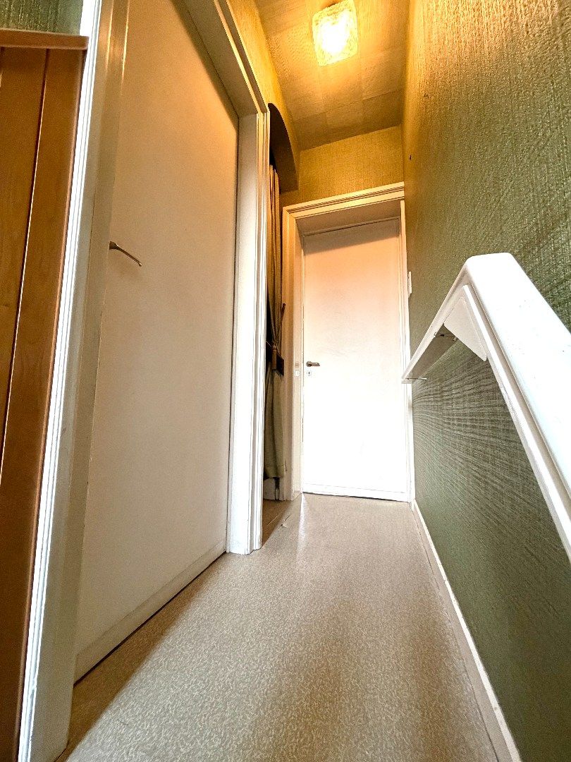 Te renoveren rijwoning met 4 slaapkamers en tuin in Kortrijk foto 9