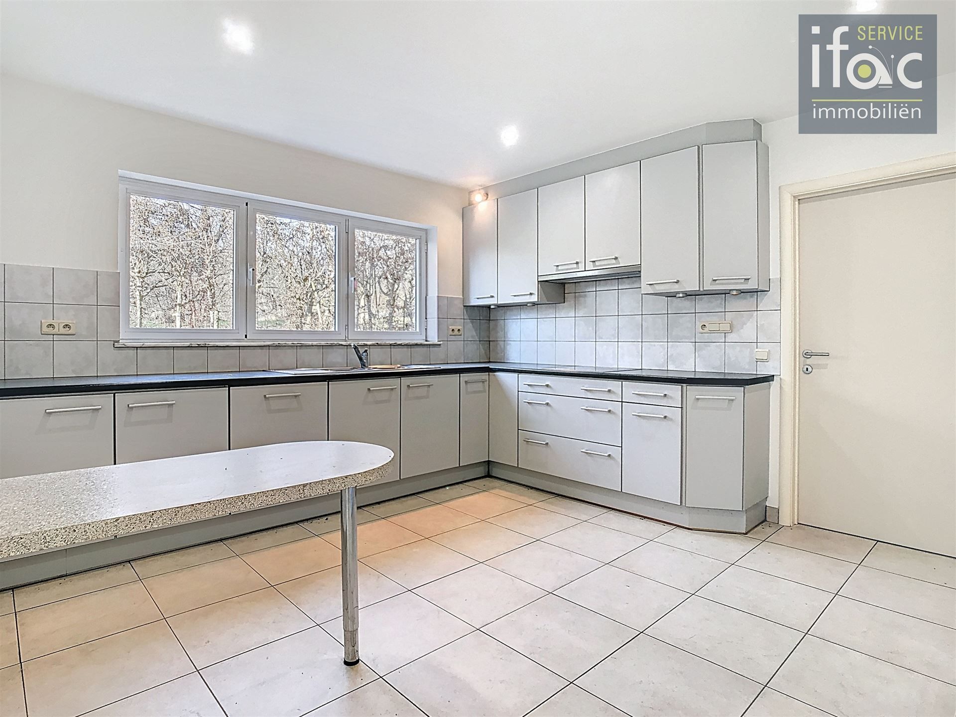 Villa met 4 slaapkamers, 2 badkamers, tuin en garages foto 8