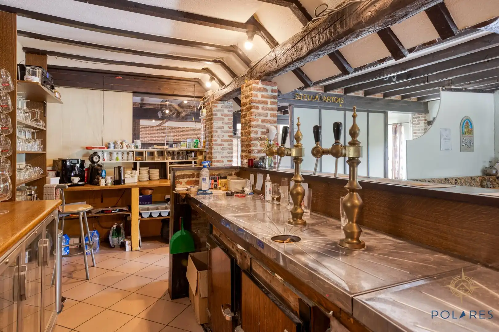 Goed gelegen taverne met woonst en grote parking foto 9