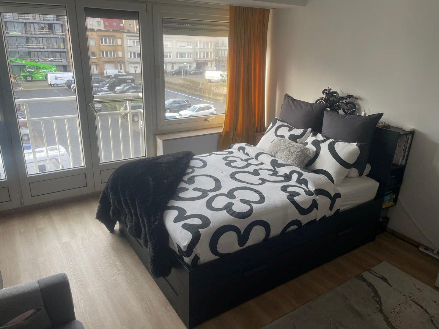 Ongemeubelde zonnige studio, vlak aan zee foto 10