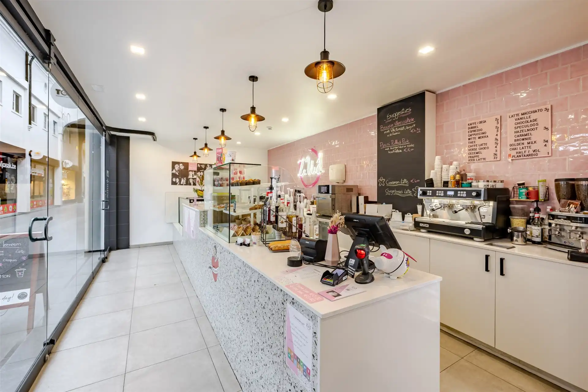 Overname: succesvolle broodjeszaak met topligging in het centrum foto 4
