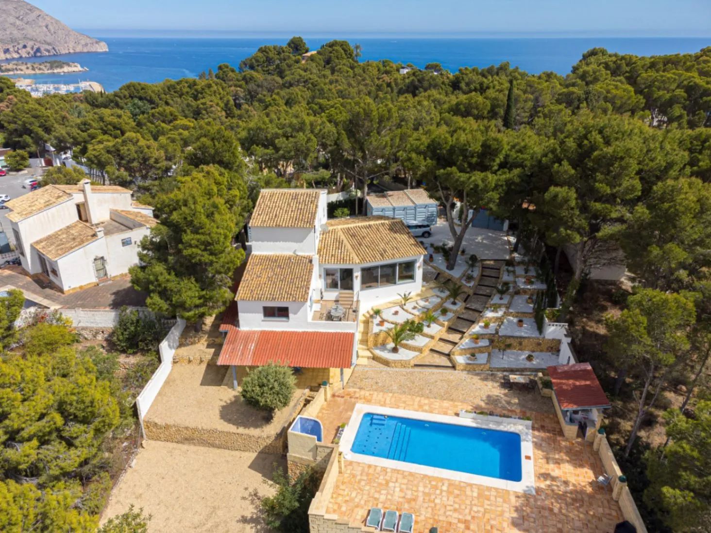 Exclusieve instapklare villa met zwembad en gastenverblijf in Altea foto {{pictureIndex}}