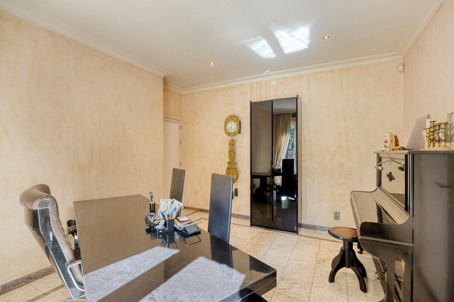 Exclusieve, royale villa in prestigieuze villawijk te Maasmechelen foto 16