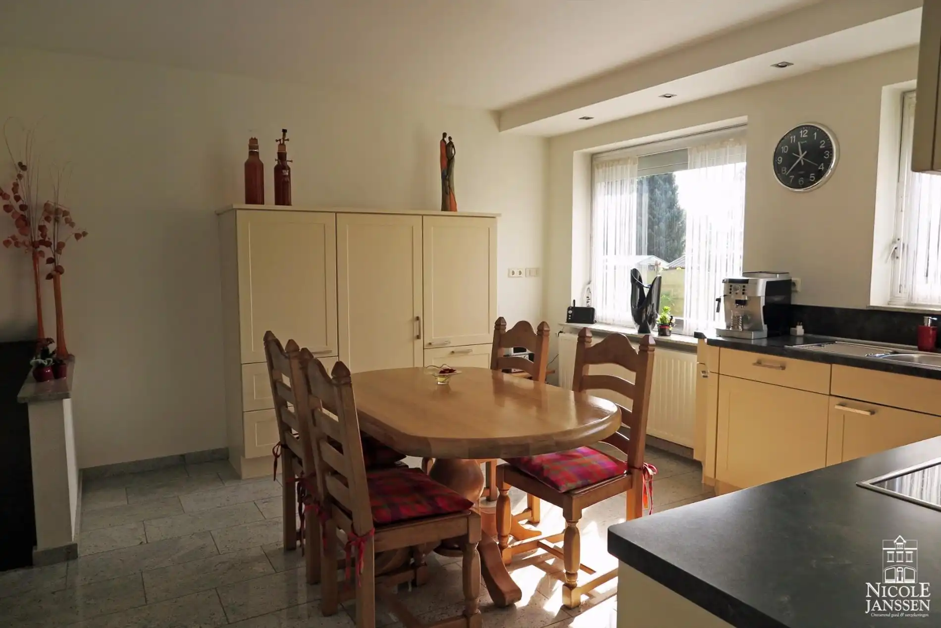 Praktisch split-level huis met mooi aangelegde tuin, zwembad en inpandige garage foto 12