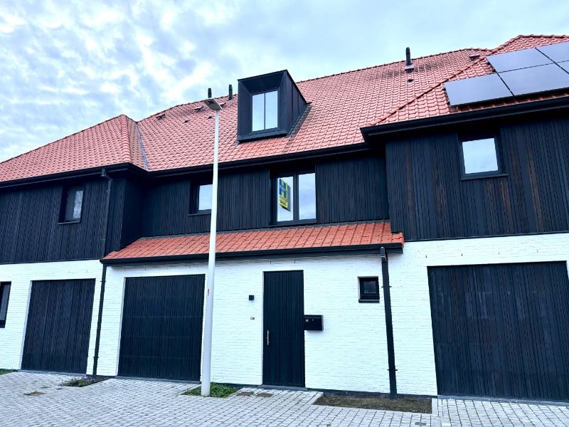 Recente, instapklare woning met 3 ruime slaapkamers en garage foto {{pictureIndex}}