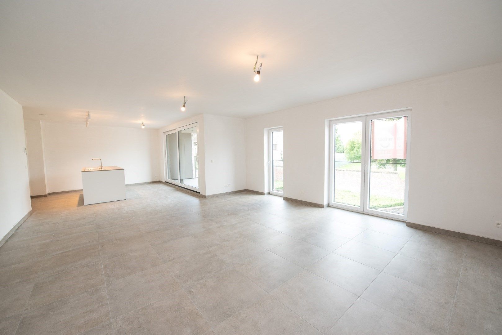 Kwalitatief afgewerkt nieuwbouwappartement TE HUUR in het hartje van Sint-Eloois-vijve!! foto 4