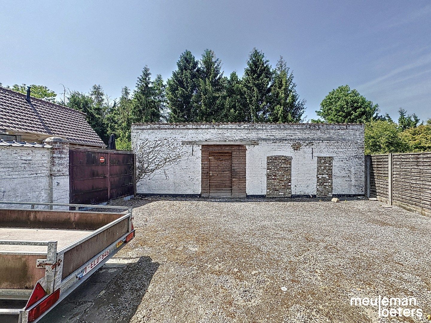 Te renoveren halfopen woning met garage foto 18