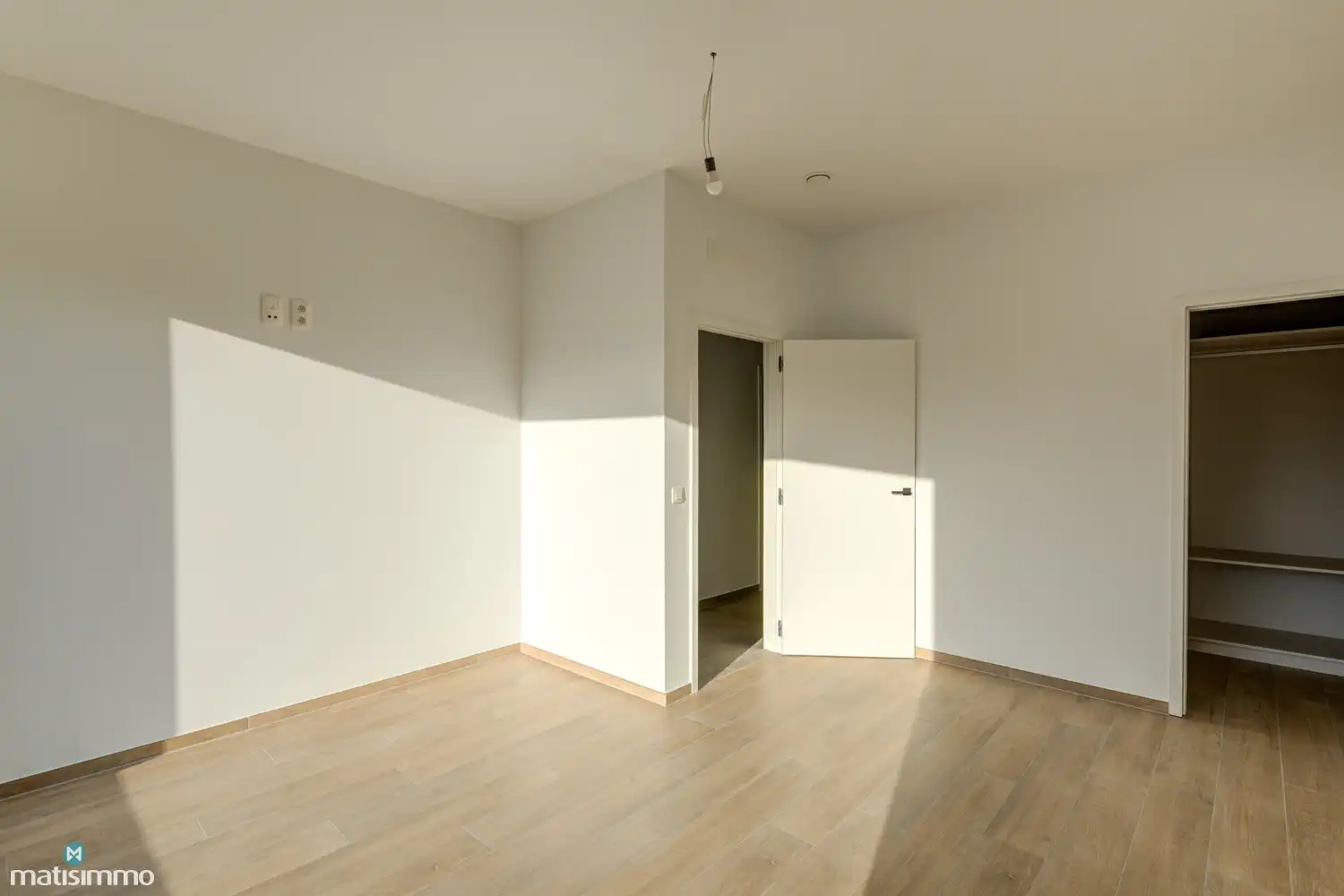 VOLLEDIG AFGEWERKTE EN GESCHILDERDE NIEUWBOUWWONING (EPB E10) MET 3 SLAAPKAMERS, OVERDEKT TERRAS, 2 GARAGES, KELDER EN AANGELEGDE TUIN IN WERM foto 16