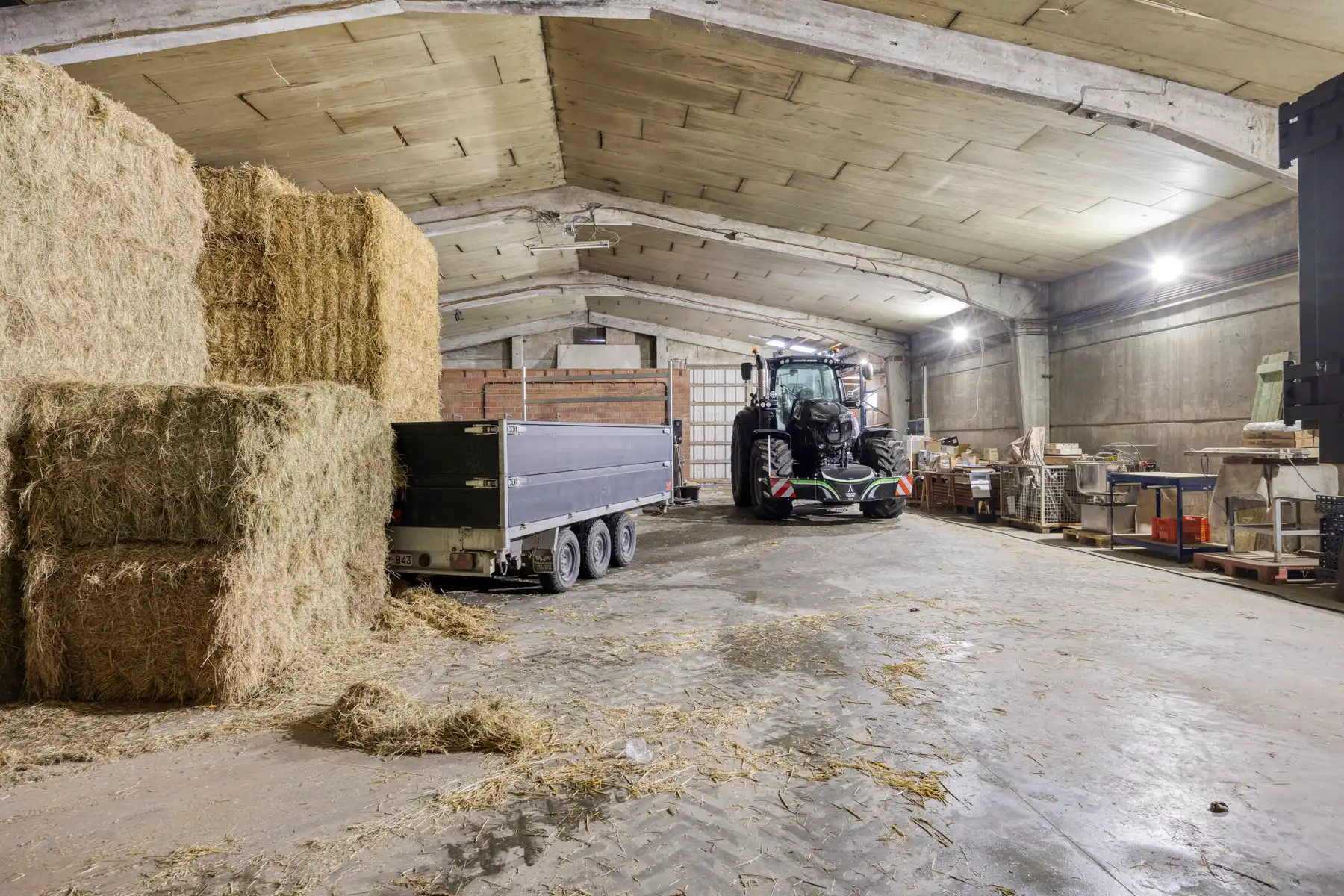 Landelijk pand met loodsen op meer dan 1 hectare grond foto 16