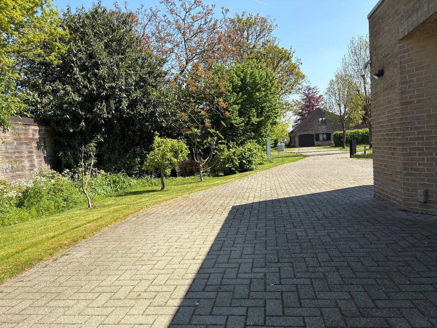 KANTOOR/PRAKTIJK + WOONST MET TUIN EN ZWEMBAD foto 23