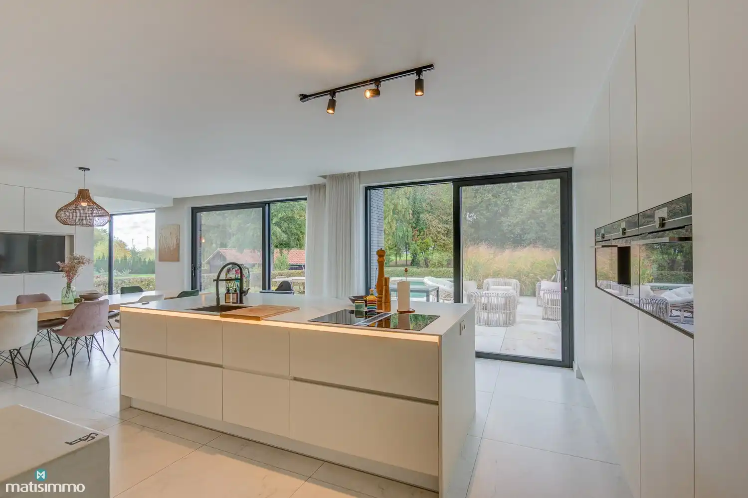 MODERNE VILLA MET INGEBOUWD ZWEMBAD, 3 SLAAPKAMERS EN PRAKTIJKGEDEELTE IN RUSTIGE OMGEVING TE WELLEN foto 6