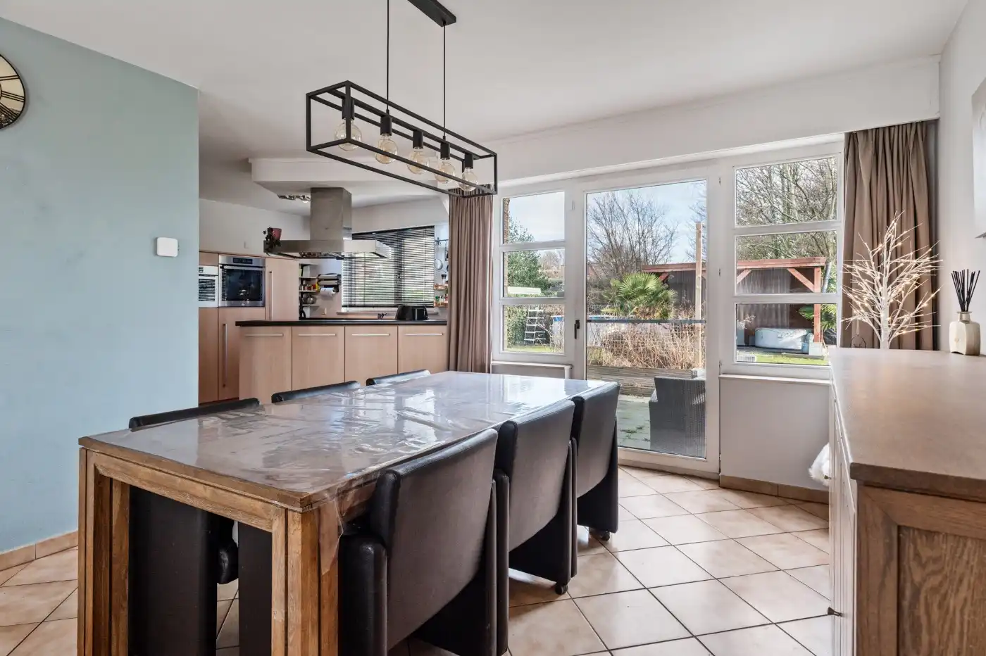 Rustig gelegen woning met 3 slpk., inpandige garage en tuin foto 3