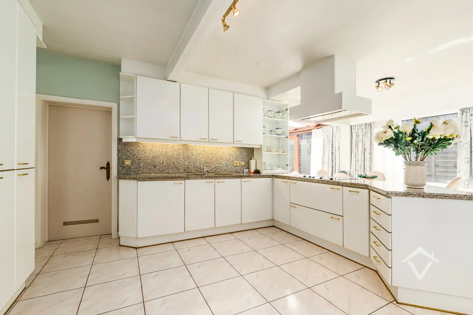 Instapklare woning met 3 slaapkamers en tuin te Ichtegem foto 9