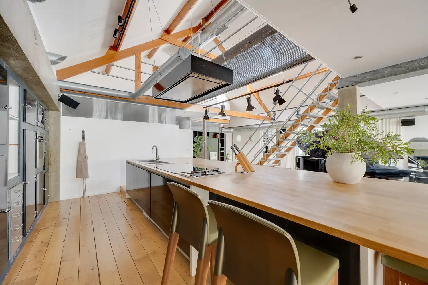 Ruime loft met 5 slaapkamers! foto 10