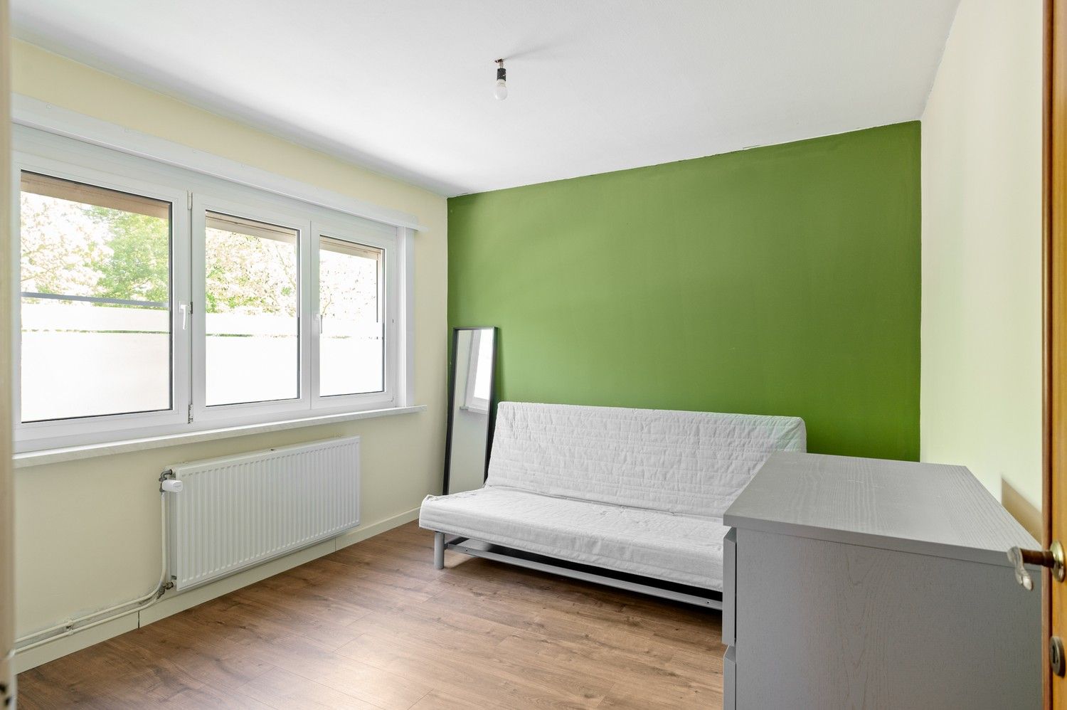 Gezellige woning met 3 slaapkamers, veranda en tuin te koop in top buurt te Ekeren! foto 12