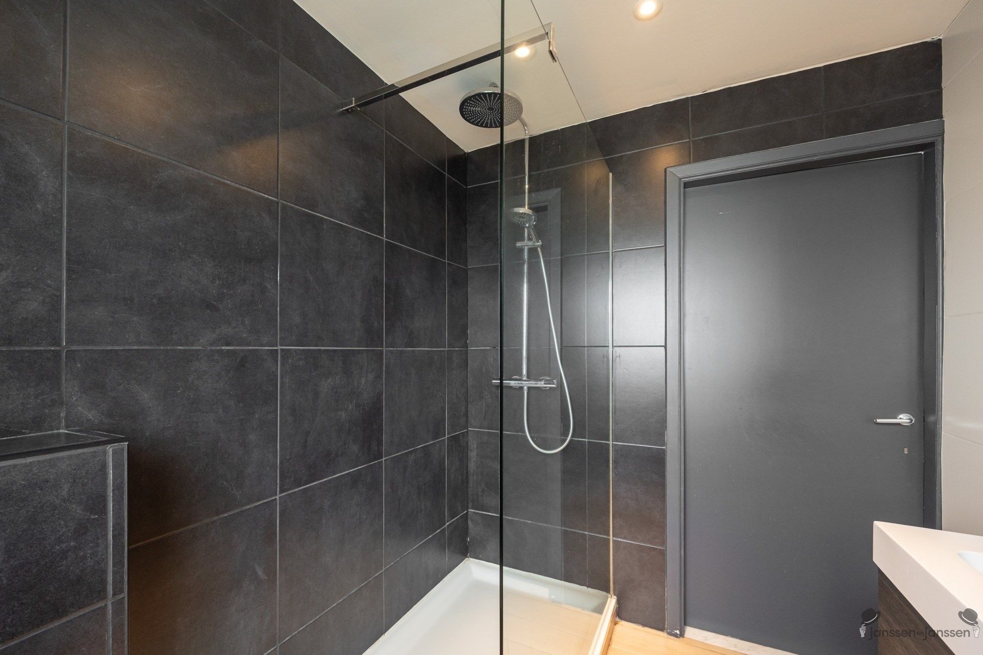 Prachtige en ruime gezinswoning in Stabroek met veel licht en een moderne afwerking. foto 16