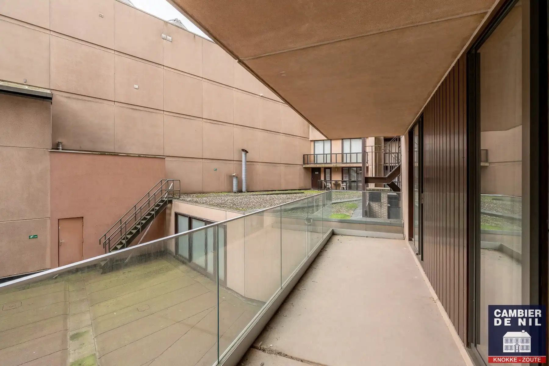 Gemeubeld appartement met frontaal zeezicht aan het Vanbunnenplein foto 28