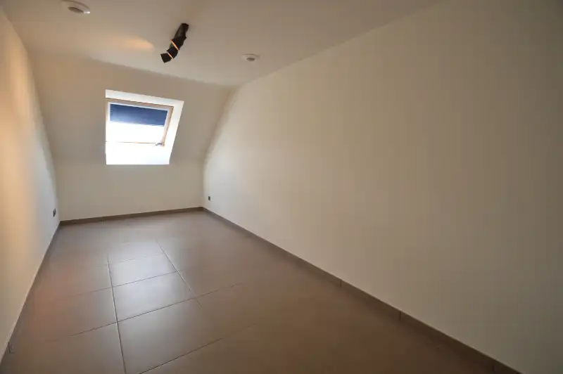 Prachtig afgewerkte woning met aangelegde tuin & garage foto 12