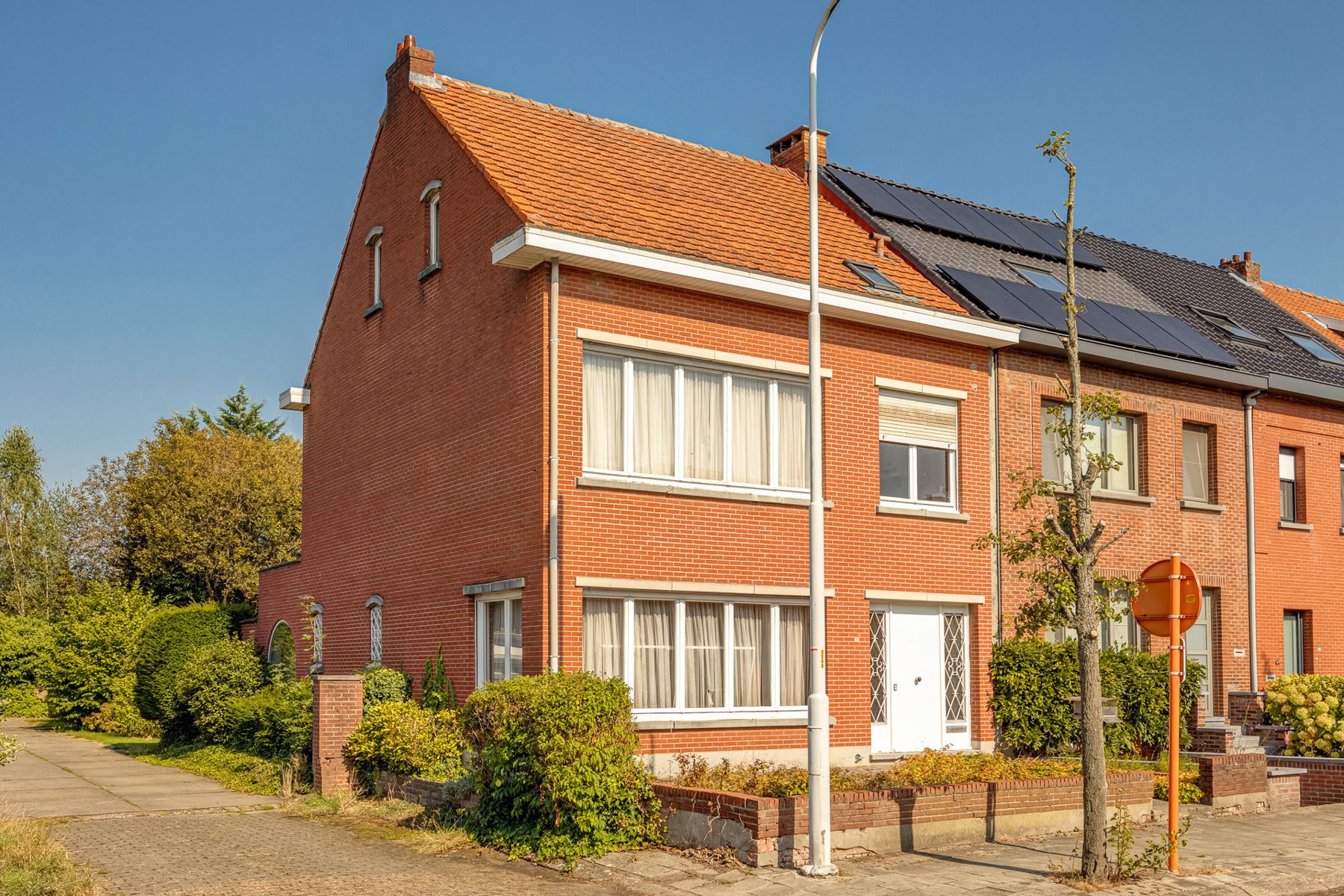 Ruime te renoveren EGW met 5 slpks en tuin in het centrum foto 2