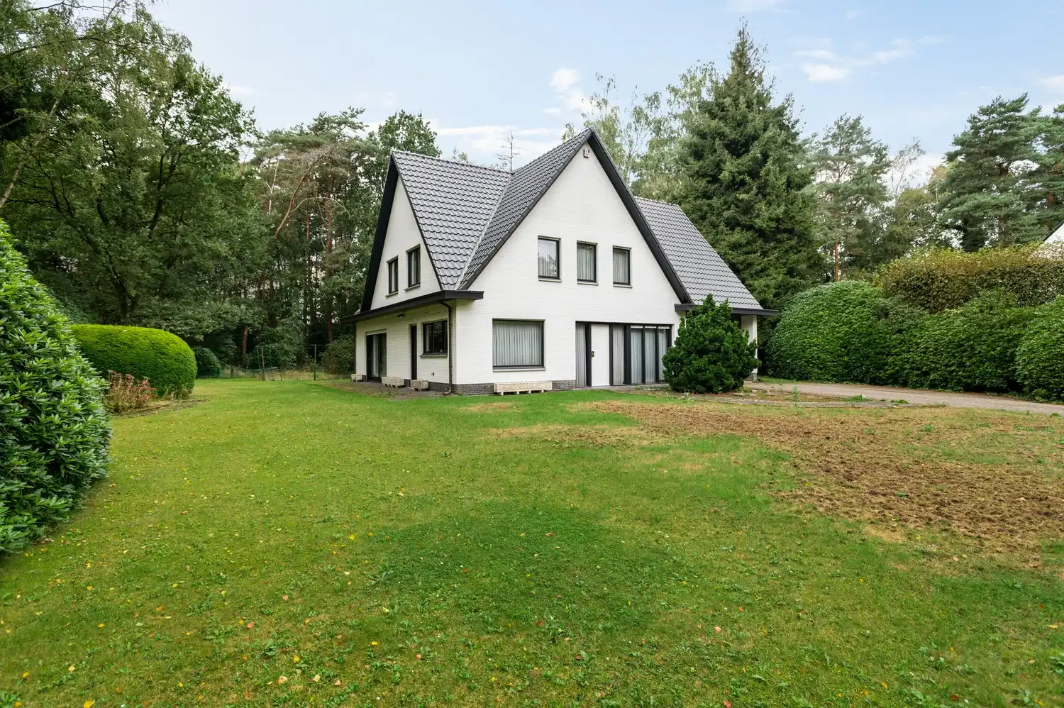 Ruime woning met 4 slaapkamers op een riant perceel te Schoten! foto {{pictureIndex}}
