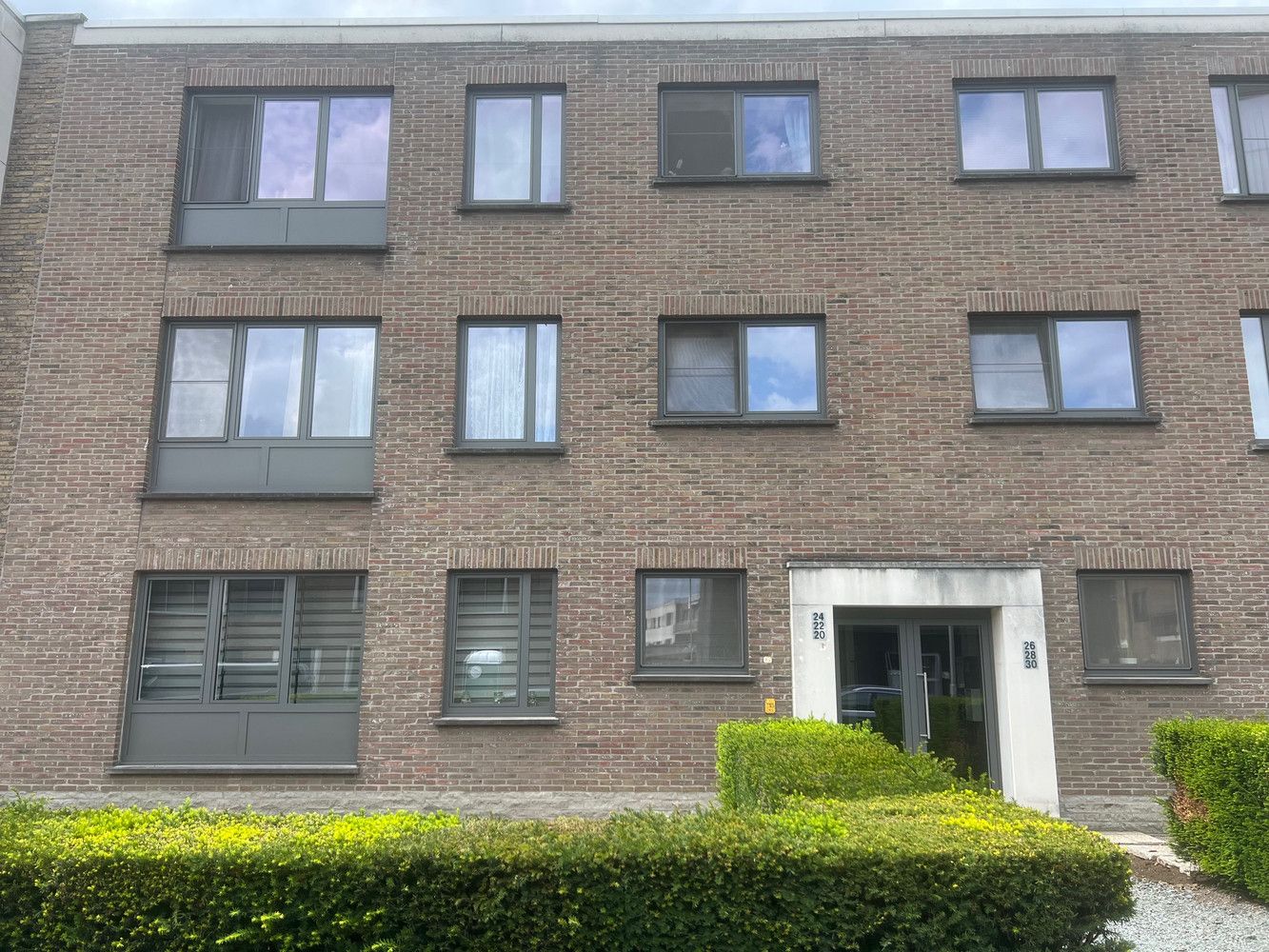 Twee slaapkamer appartement met ruime garage foto {{pictureIndex}}