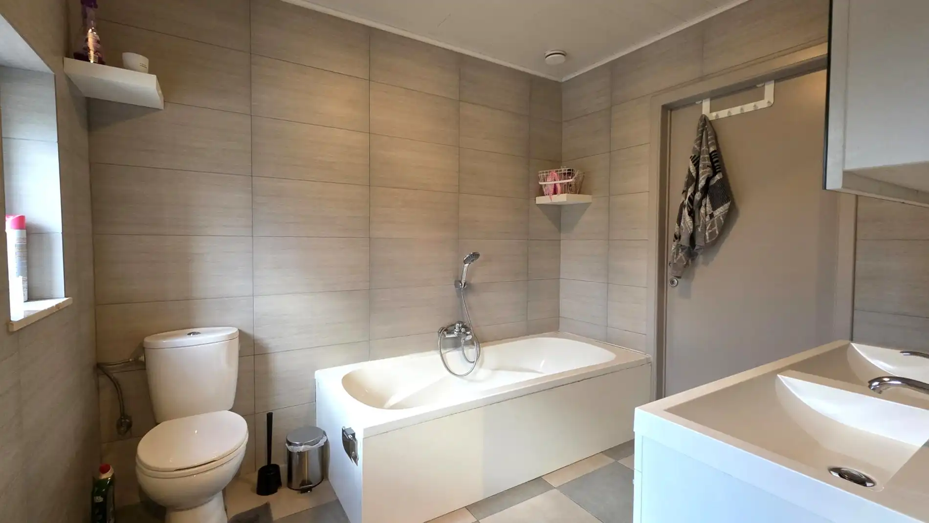 EPC A woning met 4 slpk, tuin en carport foto 11