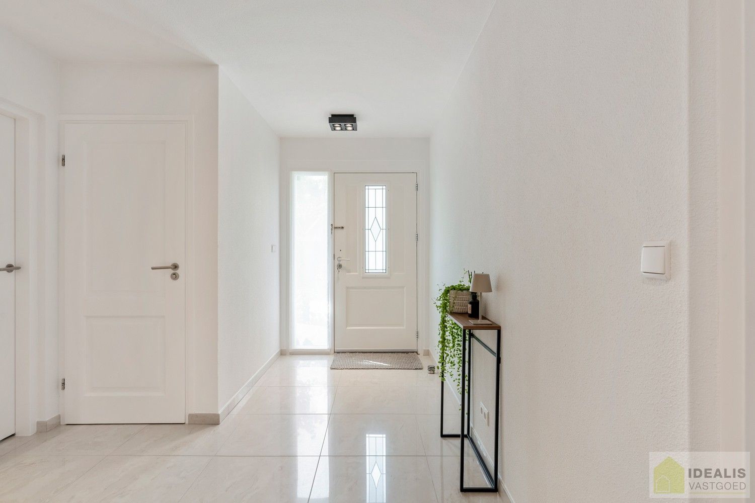 PRACHTIGE VILLA MET SCHITTERENDE ROYALE LEEFRUIMTES, UITGERUSTE KEUKEN, 2 BADKAMERS, 3 SLAAPKAMERS, CARPORT VOOR 2 WAGENS EN KNAP AANGELEGDE TUIN. DEZE KNAPPE VILLA OP EEN RESIDENTIELE LOCATIE BESCHIKT OP DE GELIJKVLOERSE VERDIEPING OVER EEN ROYALE INKOMHAL, RUIME LEEFRUIMTE MET AANSLUITEND EETKAMER EN PRAKTISCH UITGERUSTE LEEFKEUKEN MET EEN BIJKEUKEN/WASPLAATS MET TOEGANG TOT TERRAS, BADKAMER EN 2 SLAAPKAMERS; OP DE VERDIEPING BESCHIKT DE WONING OVER EEN PRACHTIGE MASTERBEDROOM MET AANSLUITEND EEN LUXUEUZE BADKAMER. EEN ‘MUST SEE’ VOOR KOPERS OP ZOEK IN HET MOOIE SEGMENT! foto 5