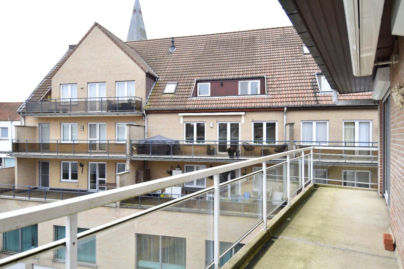 Instapklaar 2-slaapkamerappartement mét kelderberging op een toplocatie te Gullegem foto 11