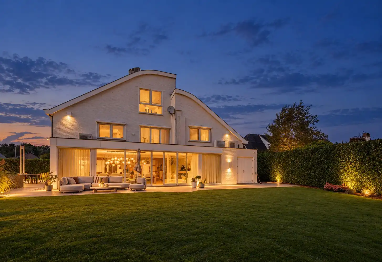 Royale villa van 461 m² met luxe afwerking gelegen in een rustige en geliefde woonomgeving te Neerharen foto {{pictureIndex}}