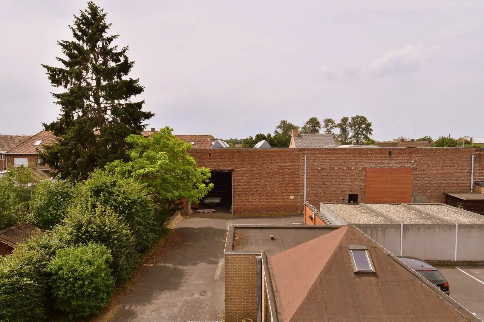 Interessante opbrengsteigendom (204m² kantoor + 3 appartementen + garages/parkings + 295m² loods) op toplocatie in Bissegem foto 2