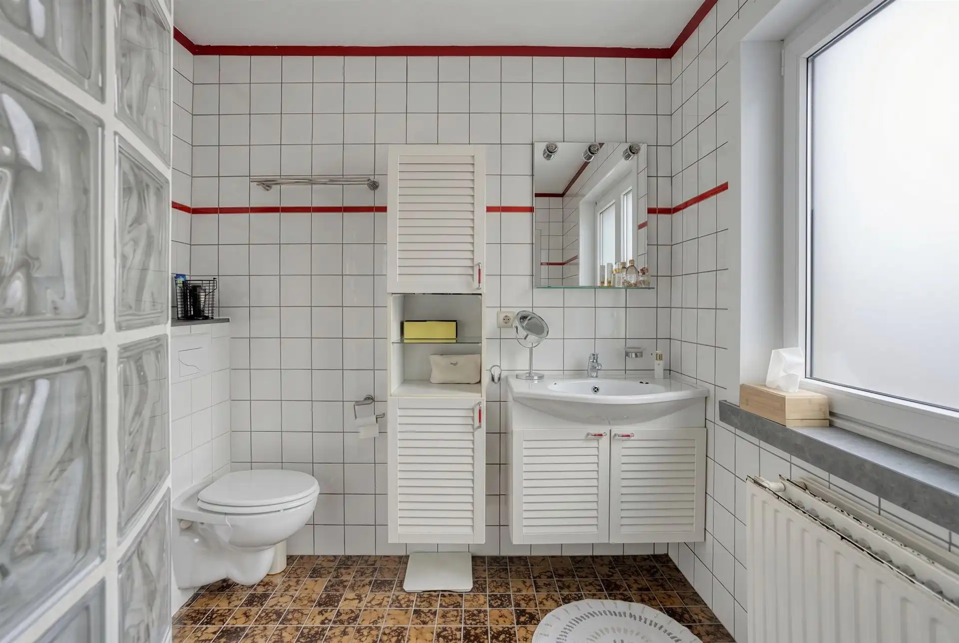 Instapklare woning met 3 slaapkamers, tuin en parkeerplaats foto 15