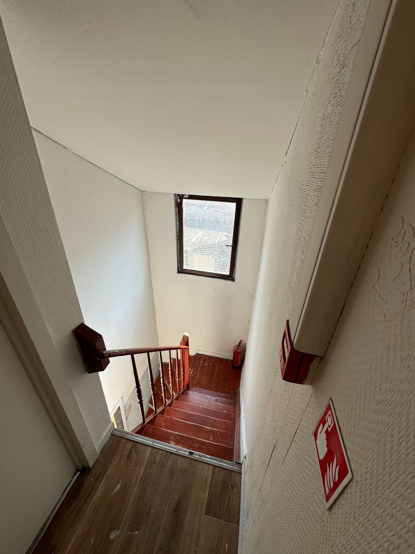 OPBRENGSTEIGENDOM MET 4 KAMERS EN 1 STUDIO foto 9
