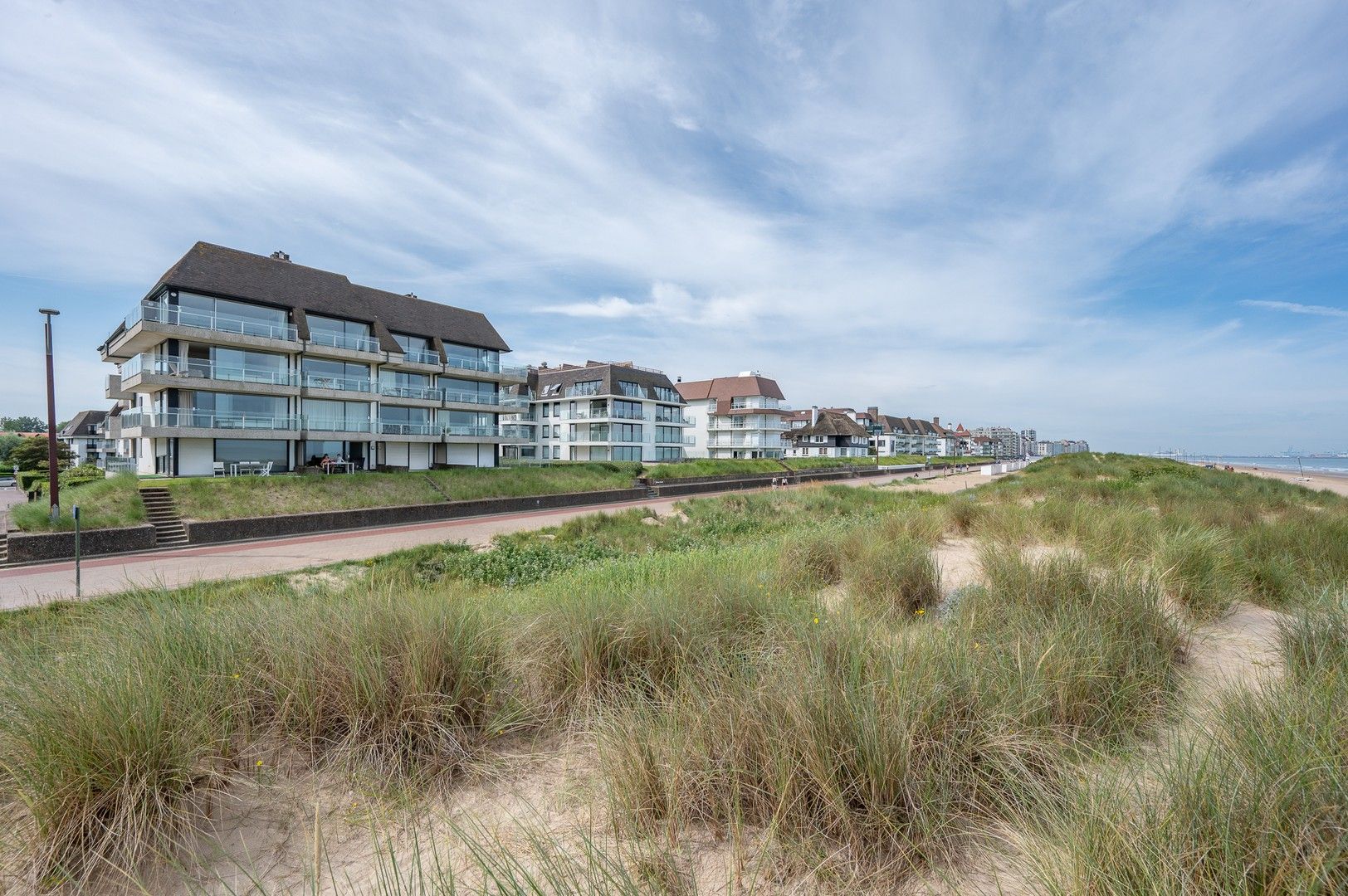 Magnifiek appartement op de wandeldijk in het Zoute, met adembenemend frontaal zeezicht. foto 23