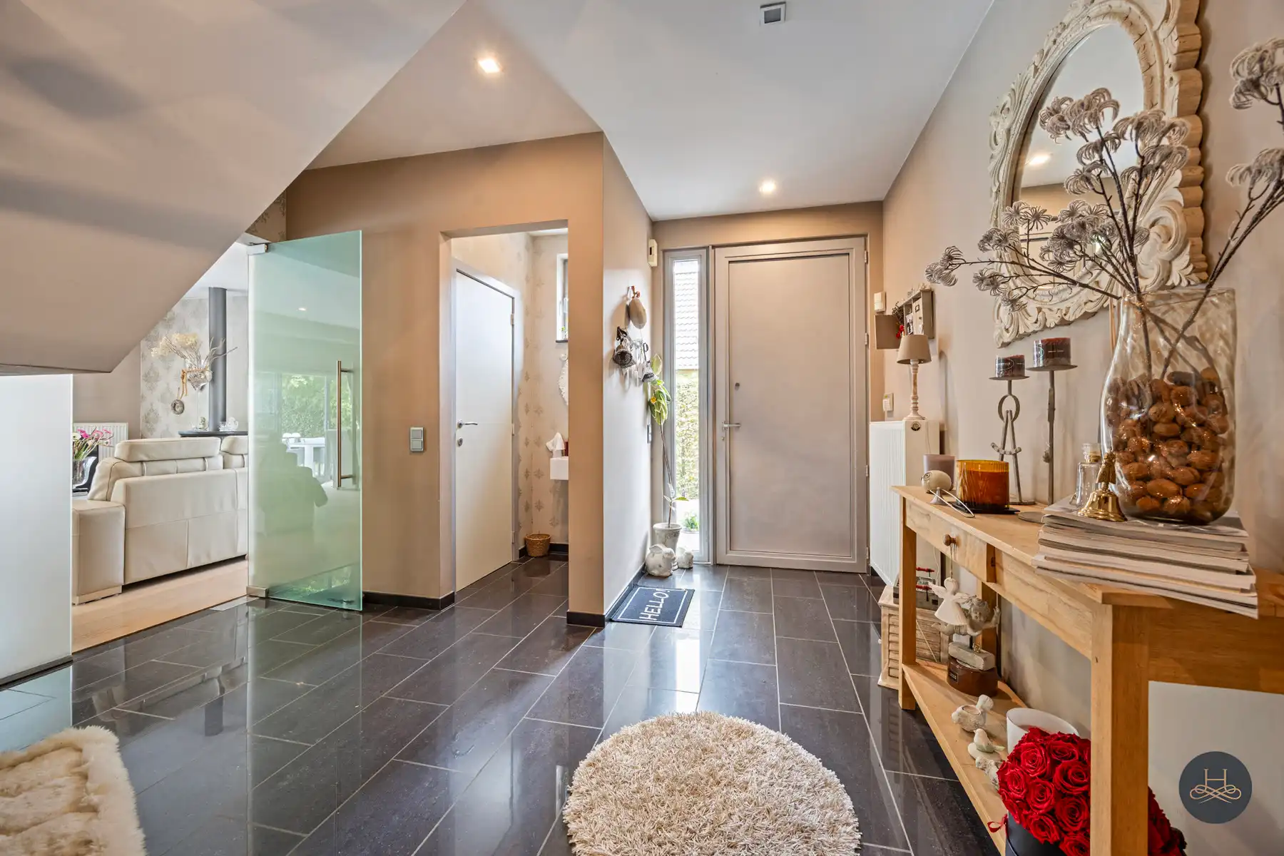 Imposante ruime villa met zwembad en een prachtige tuin foto 14