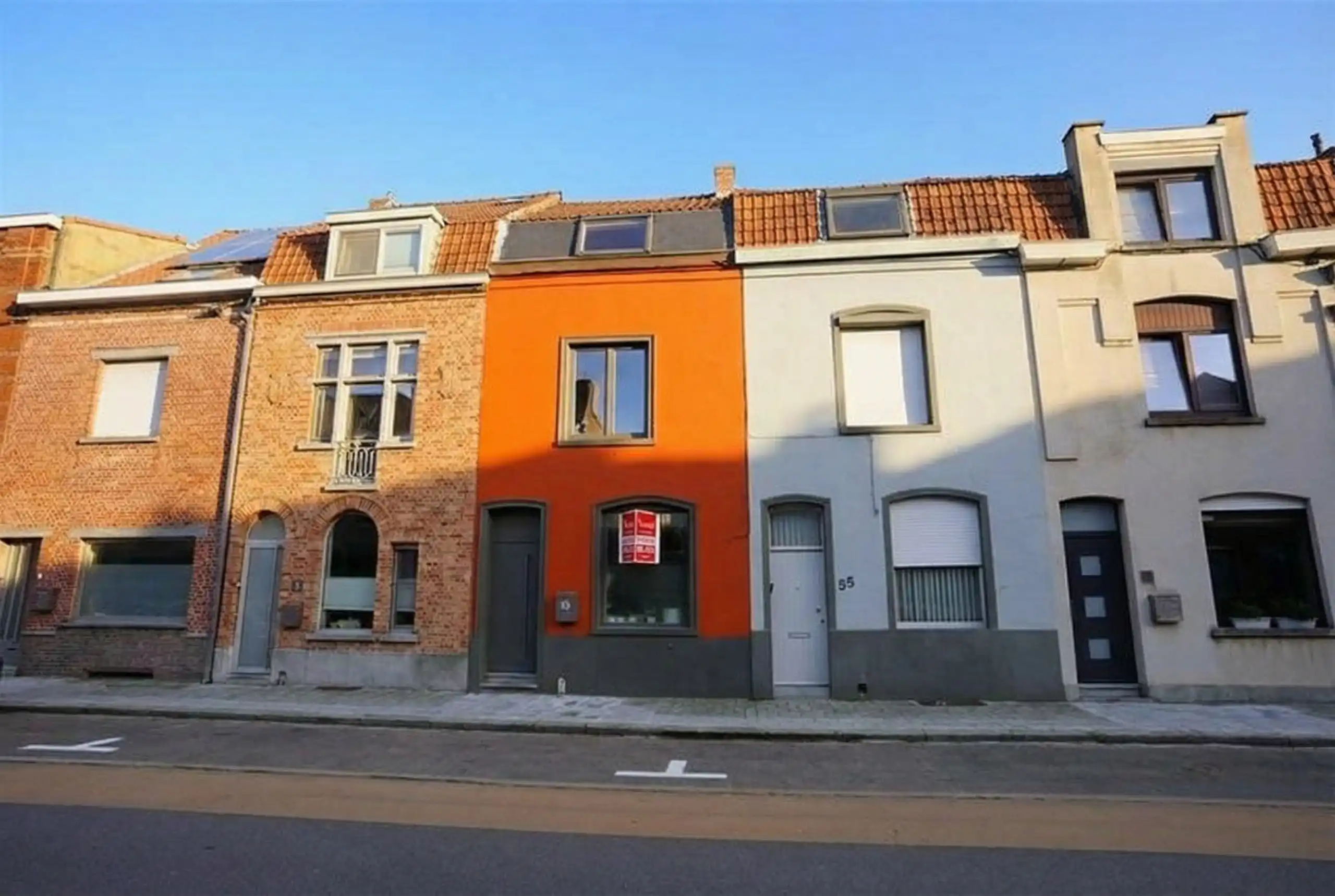 Interessante woning met grote garage en tuin, 3 slaapkamers foto {{pictureIndex}}