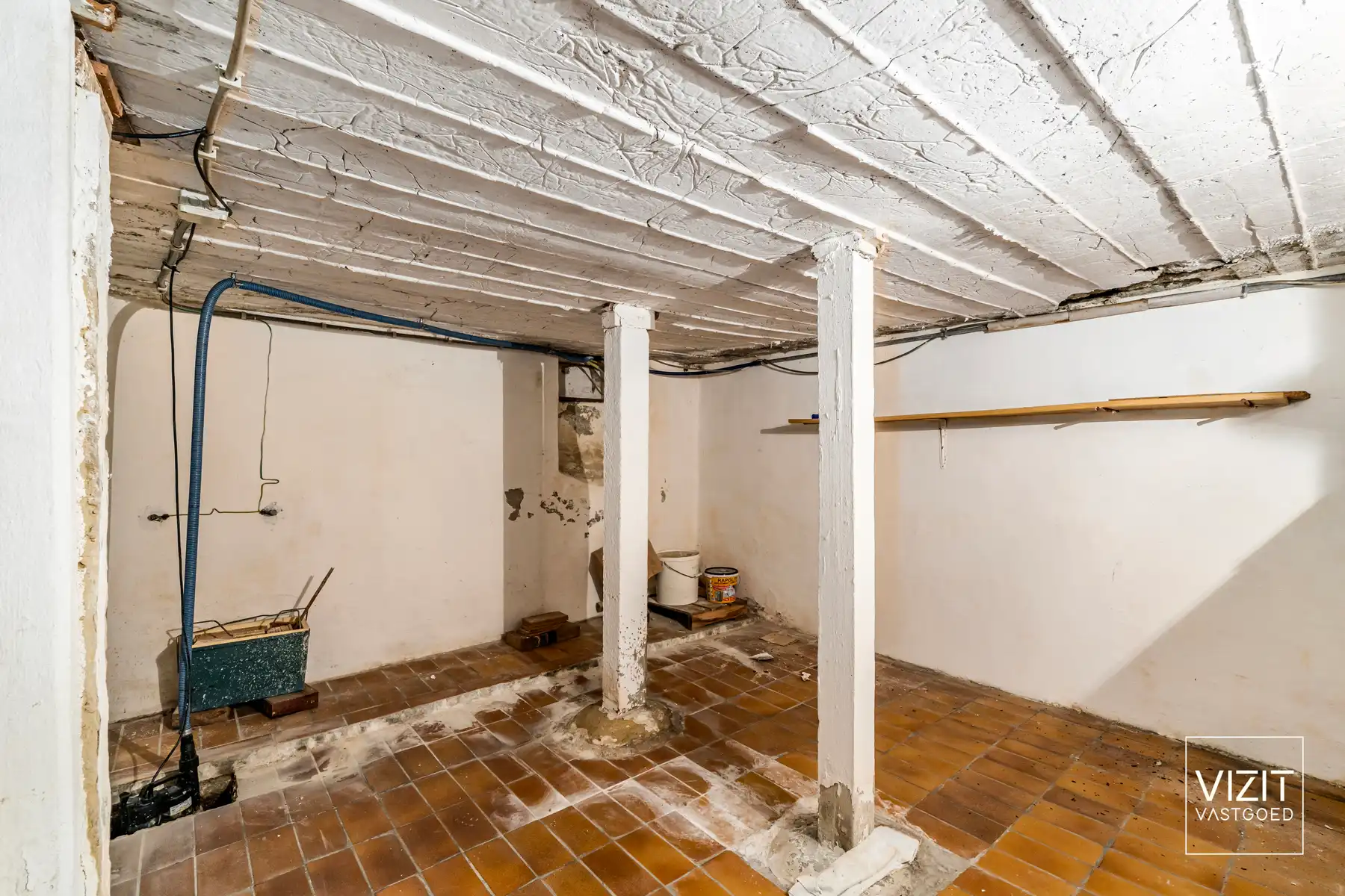 Te renoveren woning met ruime garage en tuin! foto 14