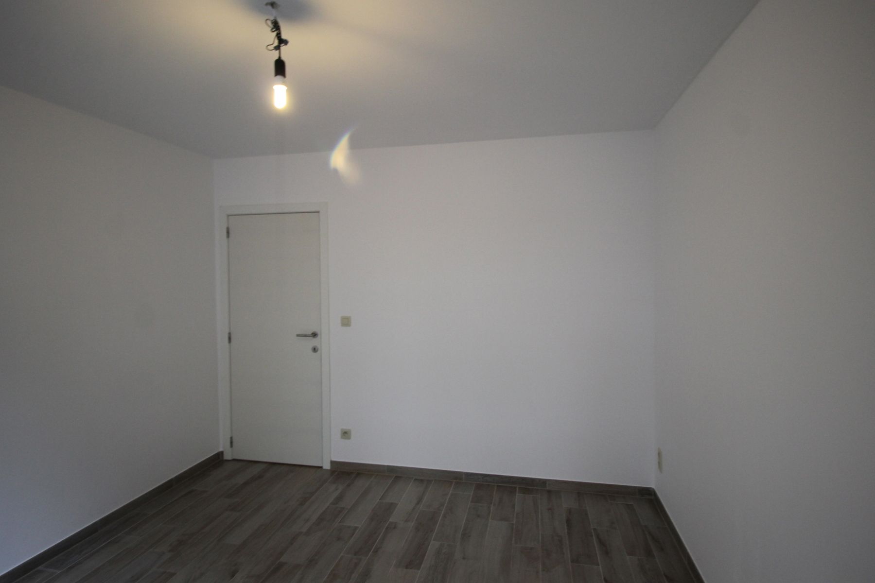 Een appartement op de benedenverdieping met 2 slaapkamers, ruim terras en carport. foto 9