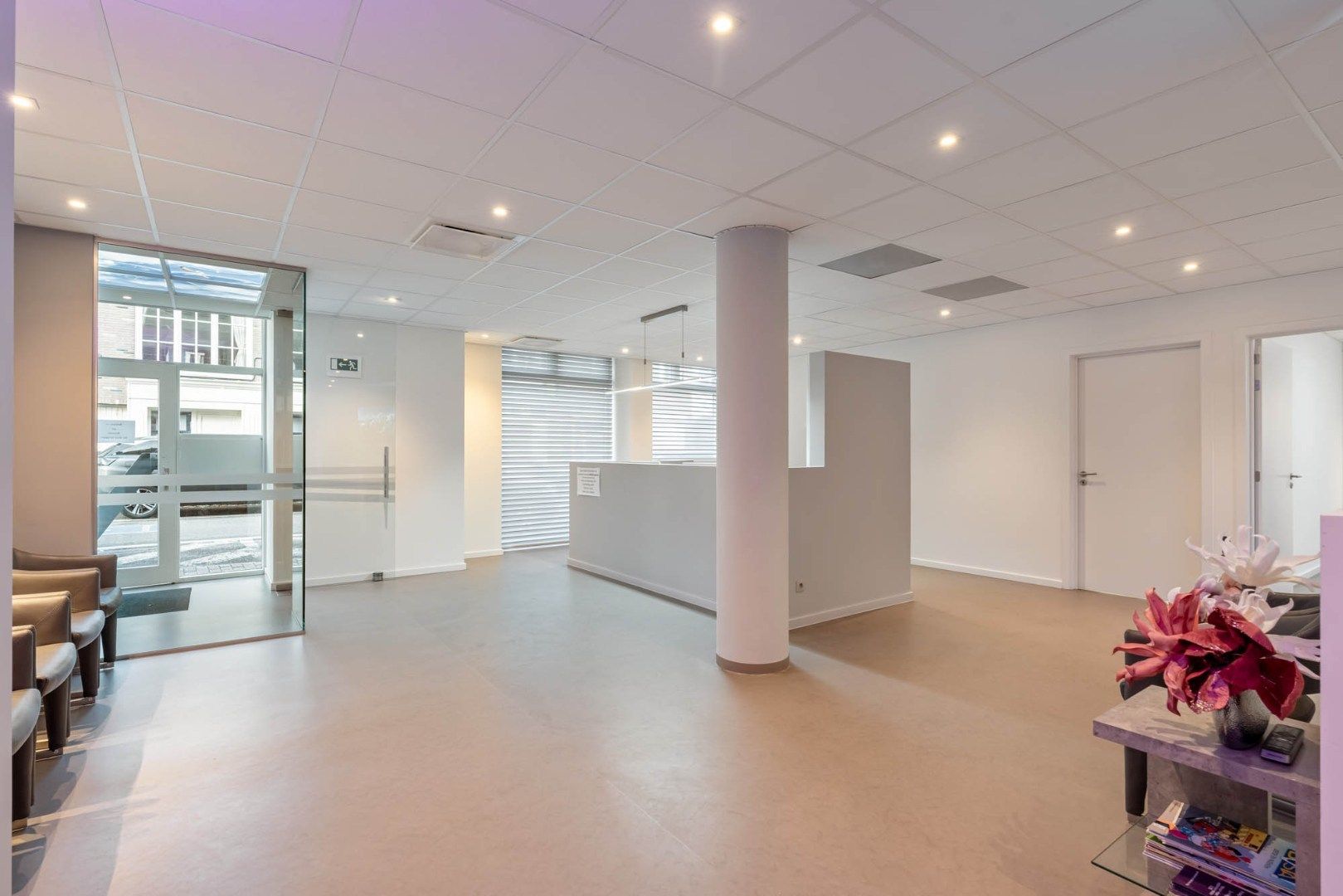 Ruim, zeer energiezuinig kantoor in het centrum van Neeroeteren met diverse mogelijkheden!   foto 8